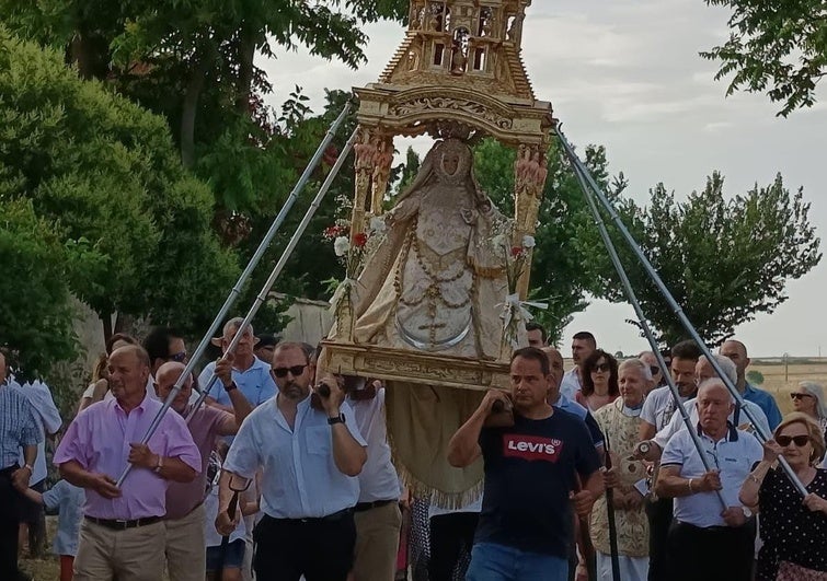 La subasta de las posturas de la Virgen de Tiedra logra 3.520 euros